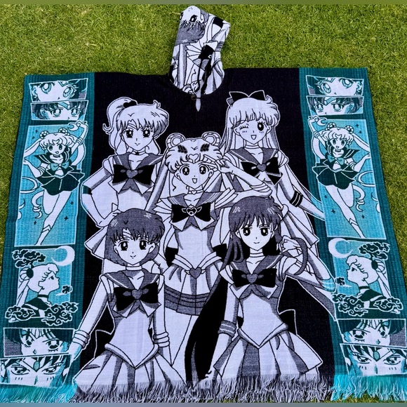 Sailor moon adult size alpaca poncho, one size, unisex, hooded. Made in Ecuador - Picture 1 of 5